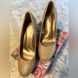 TAHARI - Sophia Tan Platform Pump